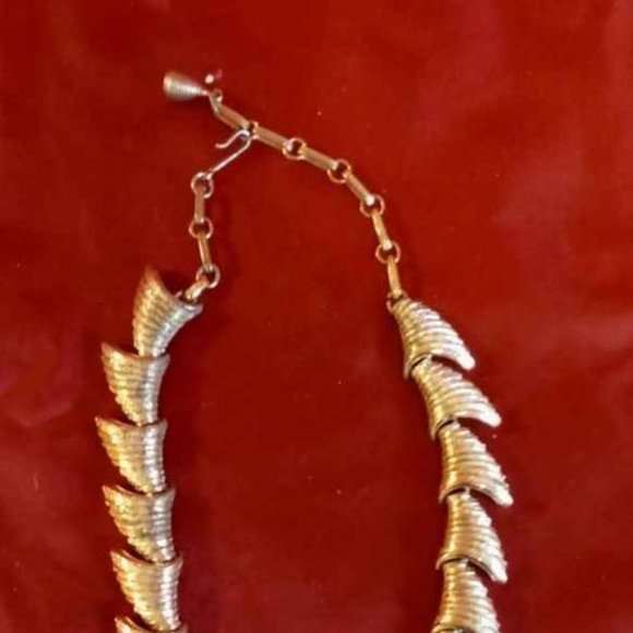 VINTAGE SIGNED CORO GOLD TONE TRIANGLE SHAPED WITH GROOVED PATTERN 1950S - Picture 3 of 6